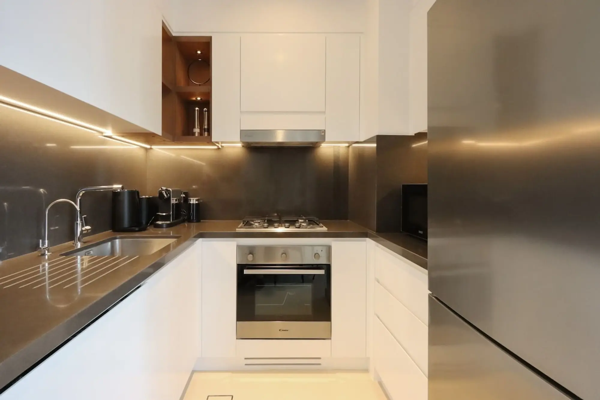 1BR Gem with Stunning Marina Views, Close to Metro, Dubai