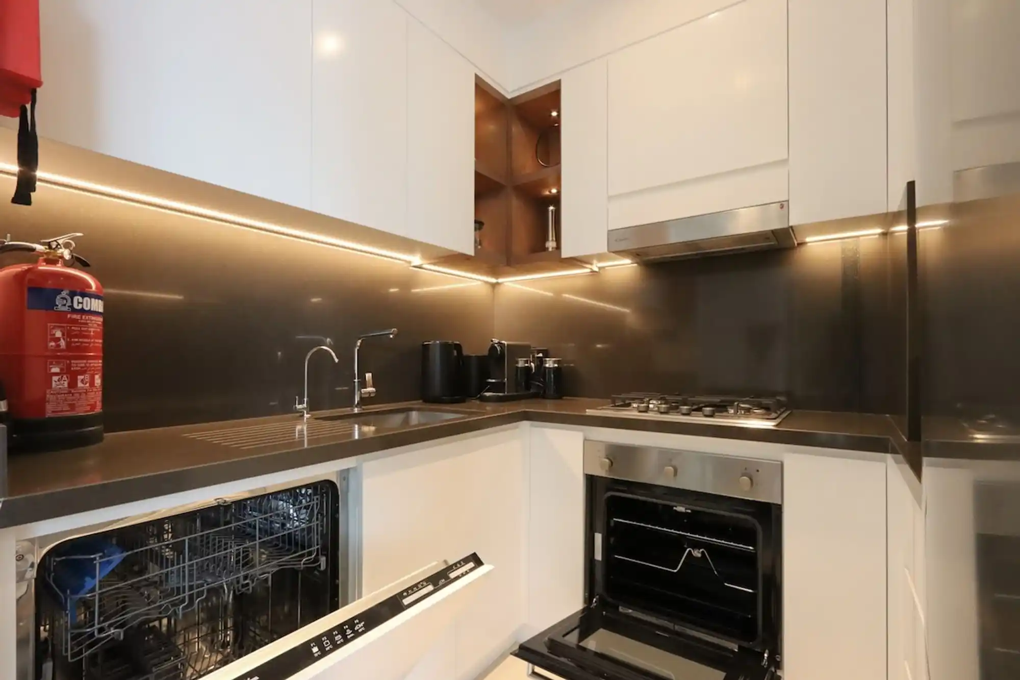 1BR Gem with Stunning Marina Views, Close to Metro, Dubai