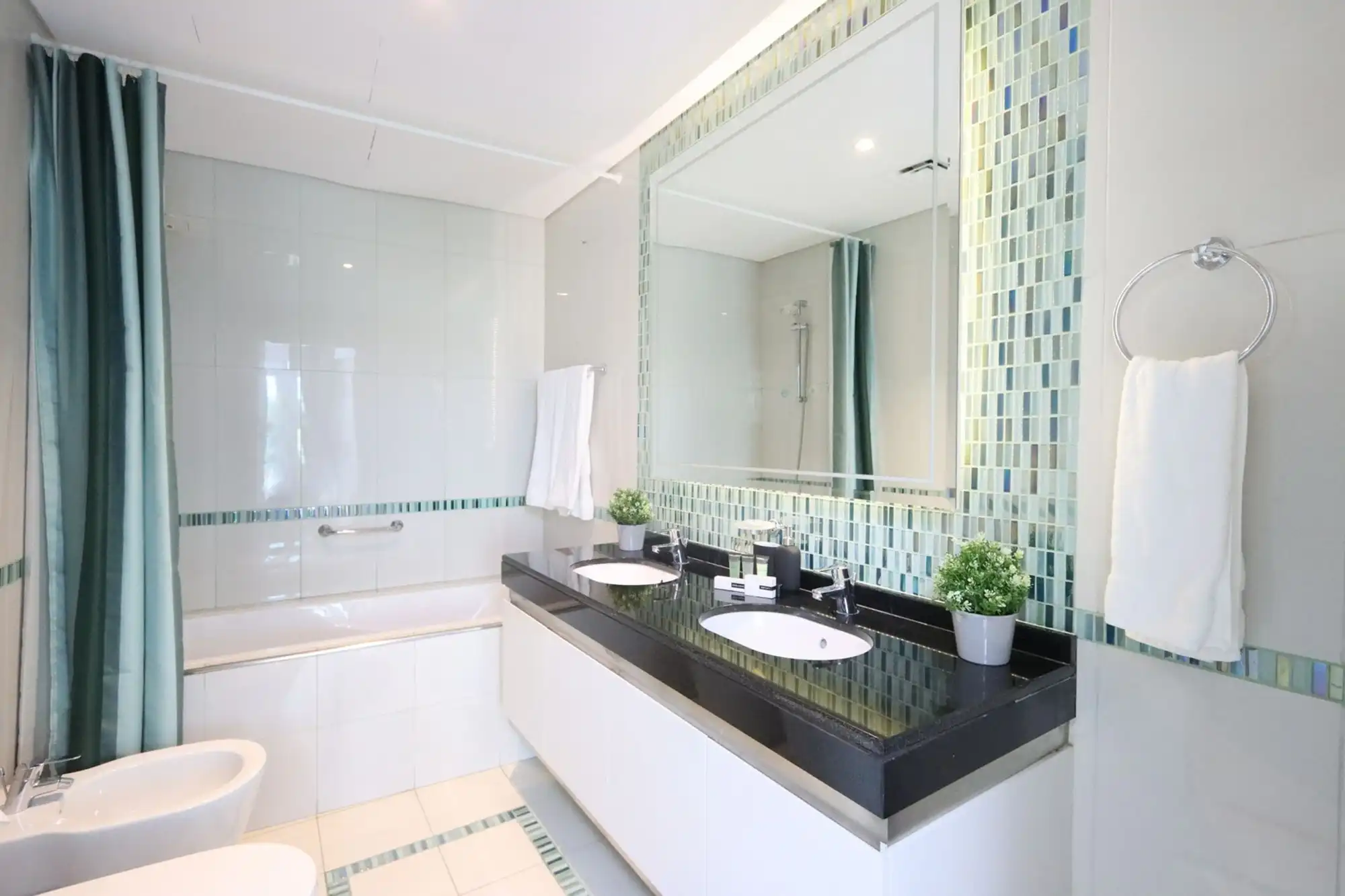1BR with Balcony, Steps from JBR & Marina Walk, Dubai
