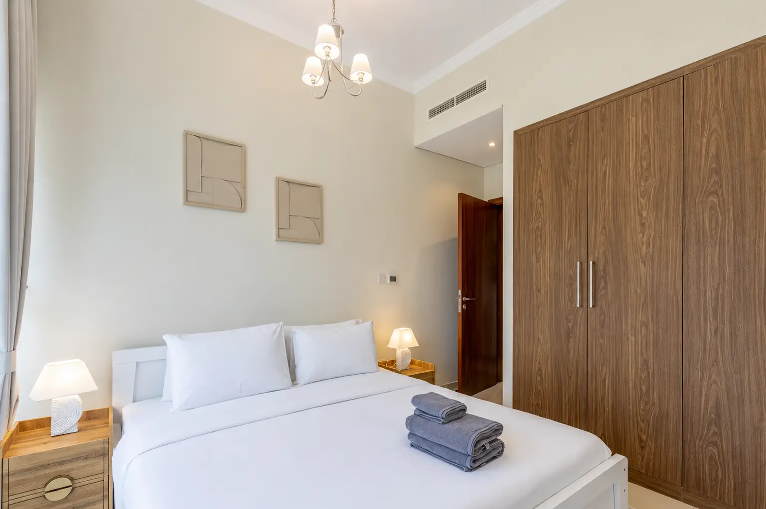 2B & Maid in Dunya 5 Min Walk to Dubai Mall, Dubai
