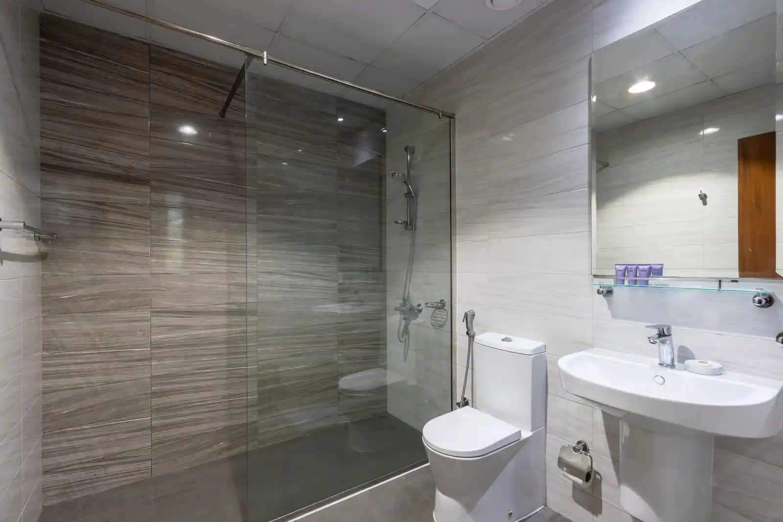 2B & Maid in Dunya 5 Min Walk to Dubai Mall, Dubai