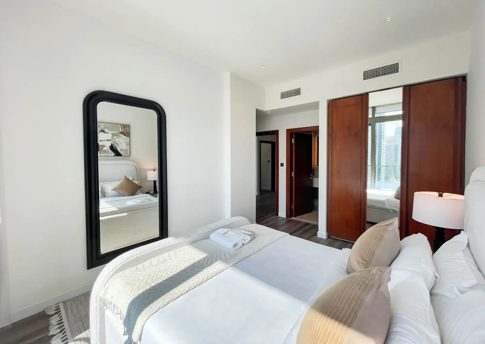 2BR Apartment with Breathtaking Marina View, Dubai