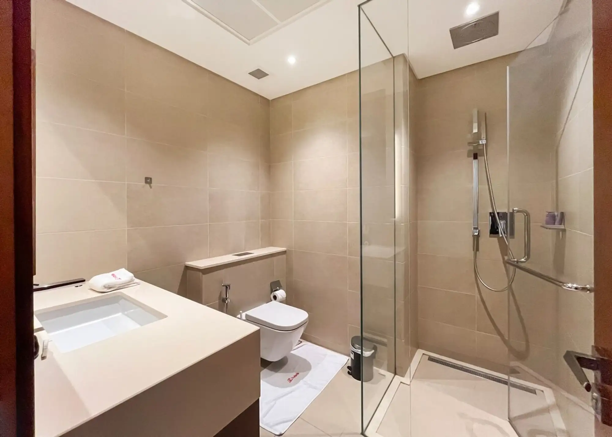 2BR Apartment with Breathtaking Marina View, Dubai