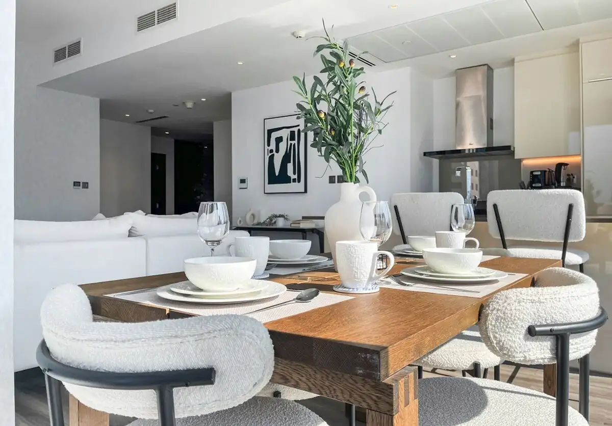 2BR Apartment with Breathtaking Marina View, Dubai