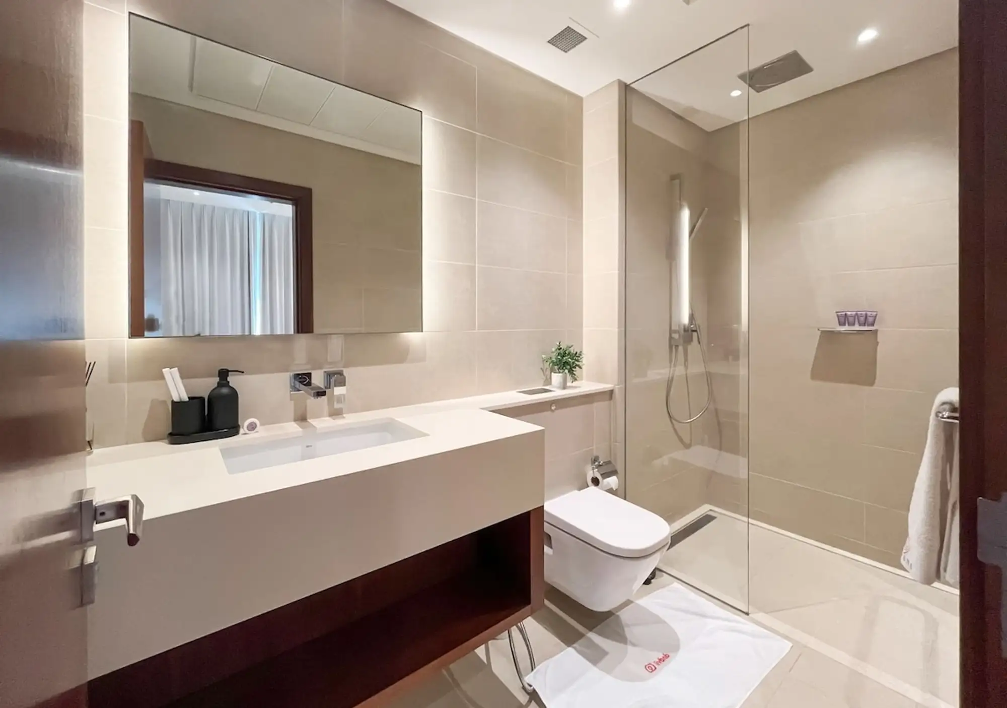 2BR Apartment with Breathtaking Marina View, Dubai