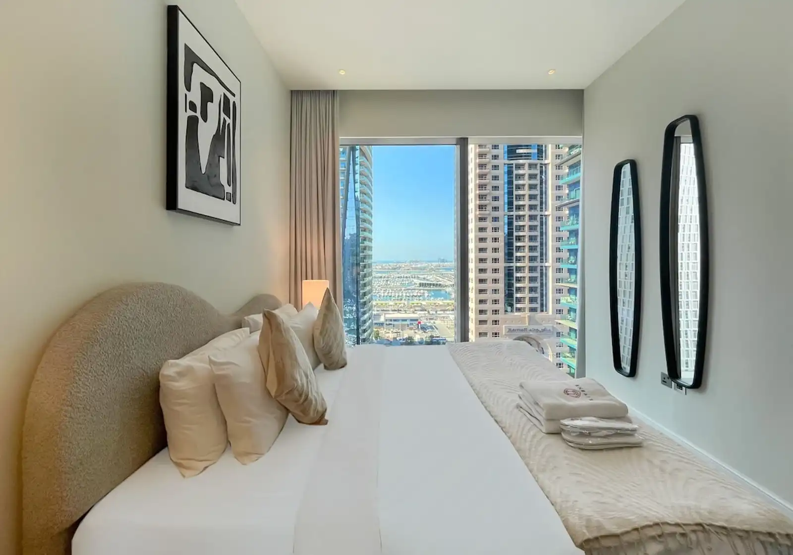 2BR Apartment with Breathtaking Marina View, Dubai