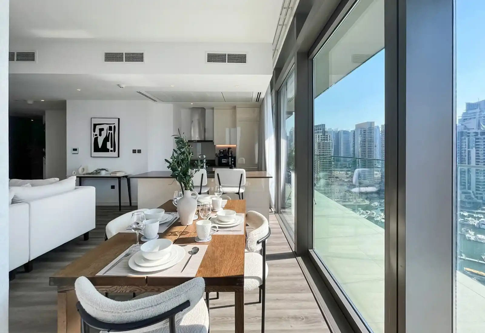 2BR Apartment with Breathtaking Marina View, Dubai