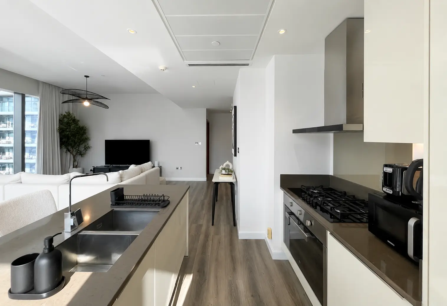 2BR Apartment with Breathtaking Marina View, Dubai