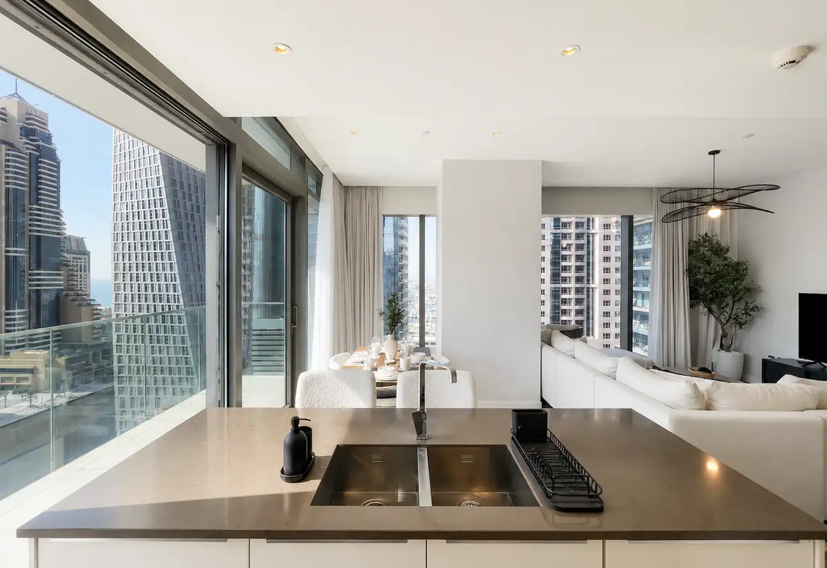 2BR Apartment with Breathtaking Marina View, Dubai
