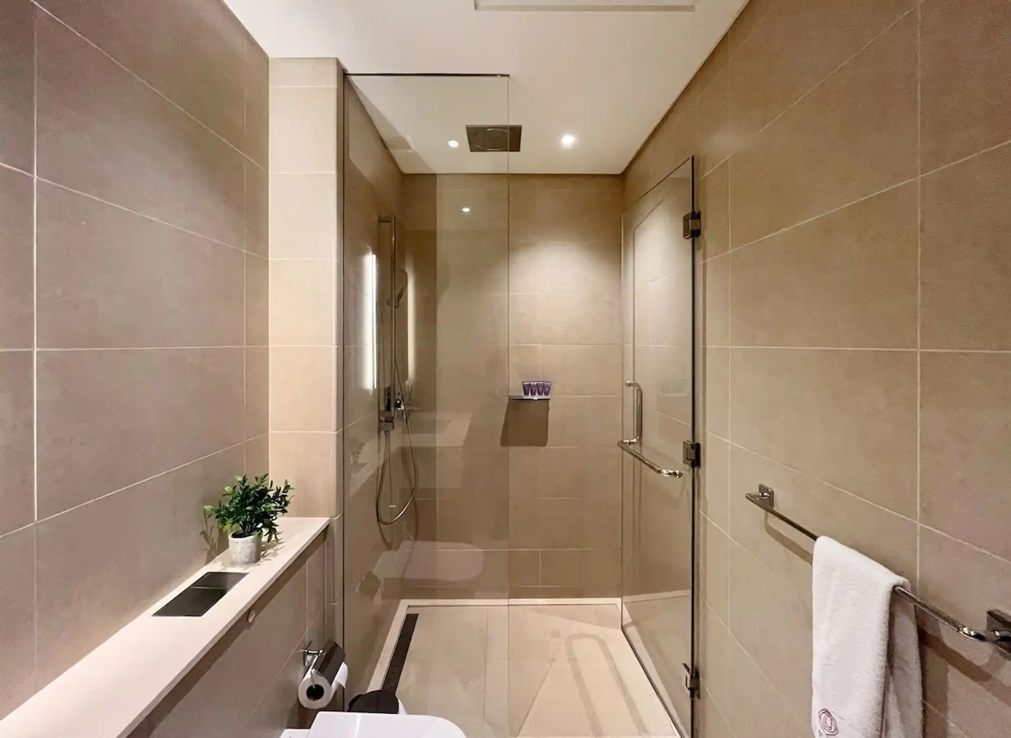 2BR Apartment with Breathtaking Marina View, Dubai