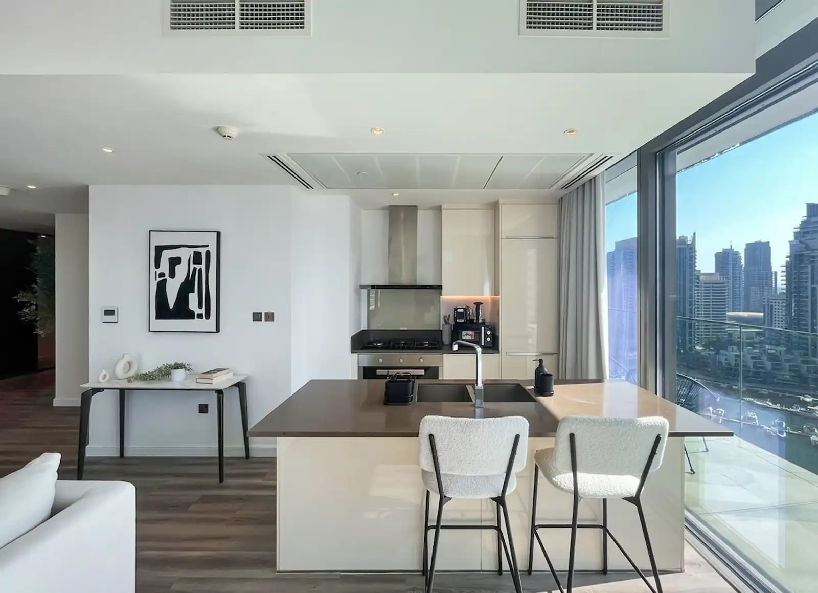 2BR Apartment with Breathtaking Marina View, Dubai