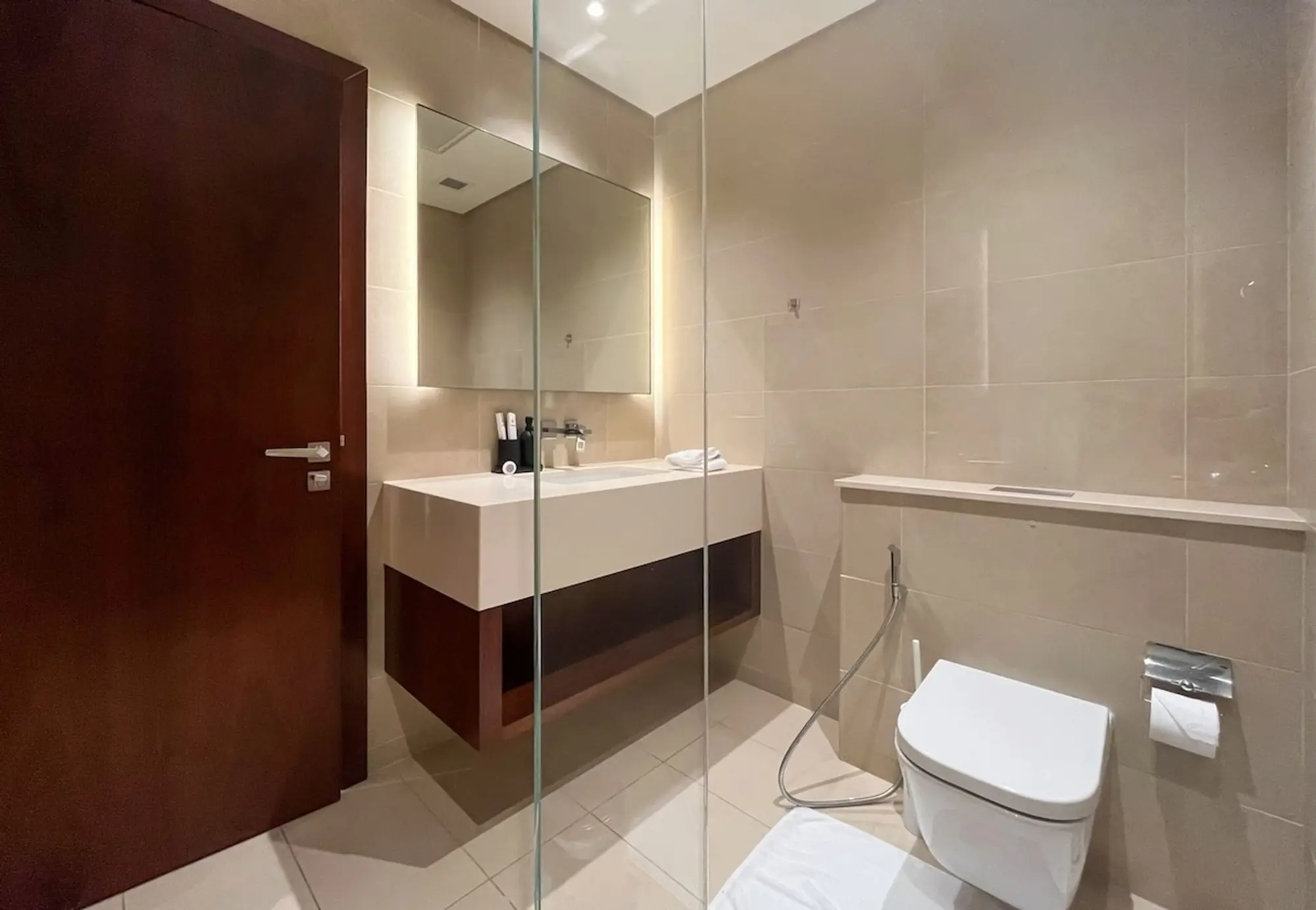 2BR Apartment with Breathtaking Marina View, Dubai