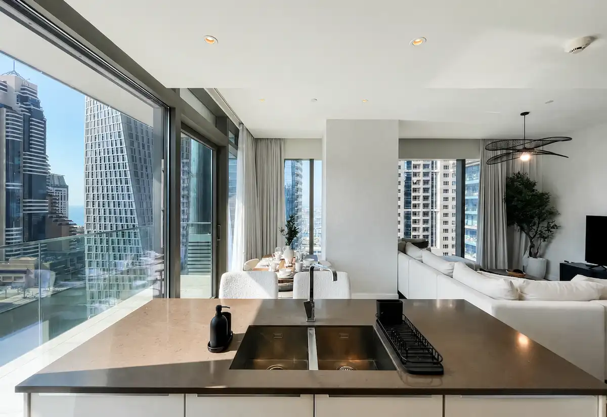 2BR Apartment with Breathtaking Marina View, Dubai