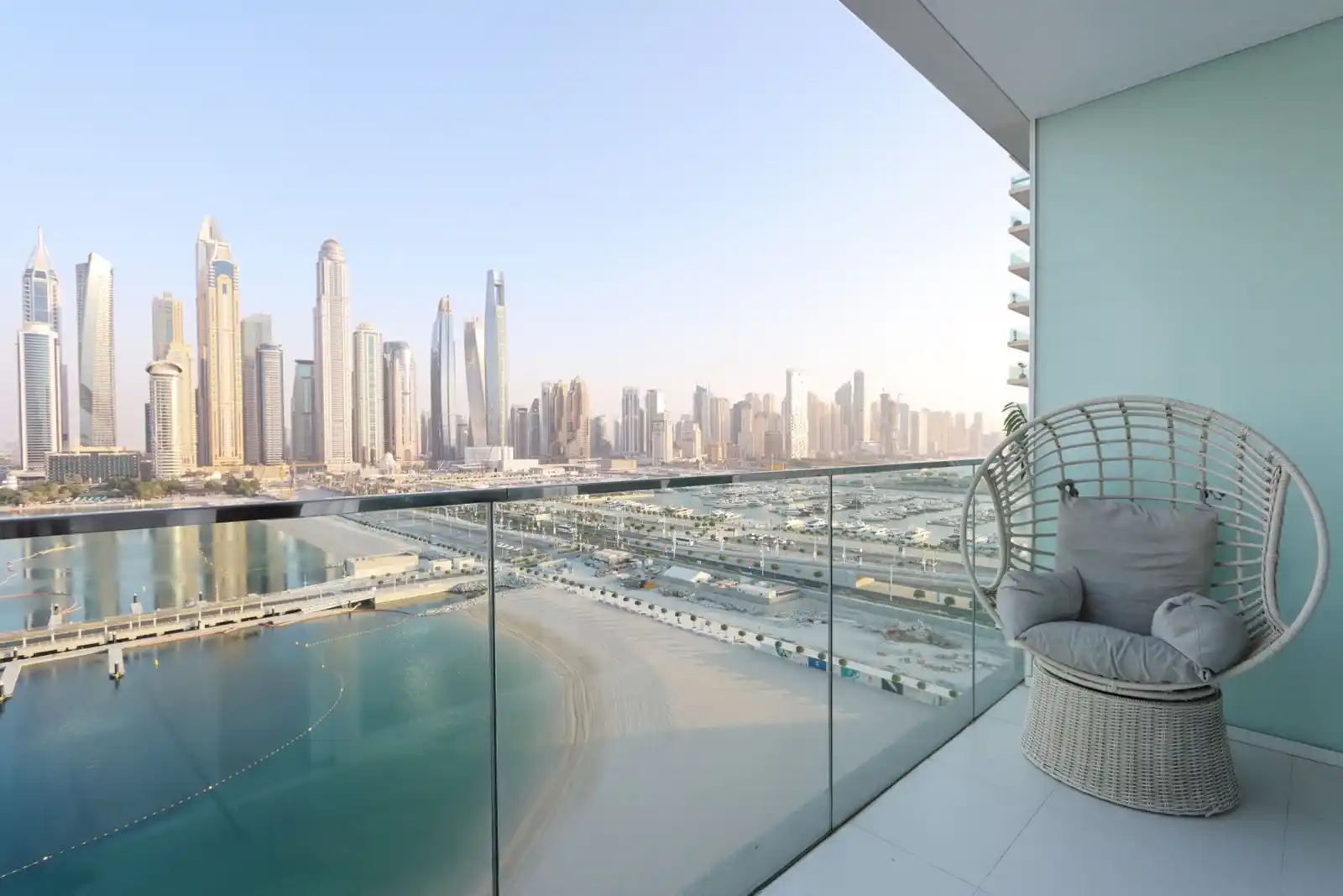 2BR Beachfront Living, Stunning Marina Views, Dubai