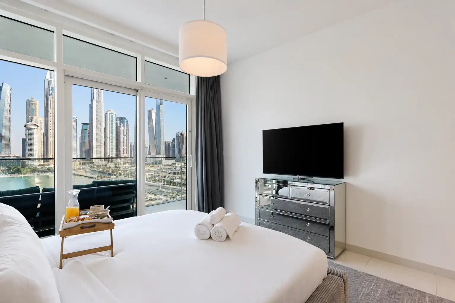 2BR Beachfront Living, Stunning Marina Views, Dubai