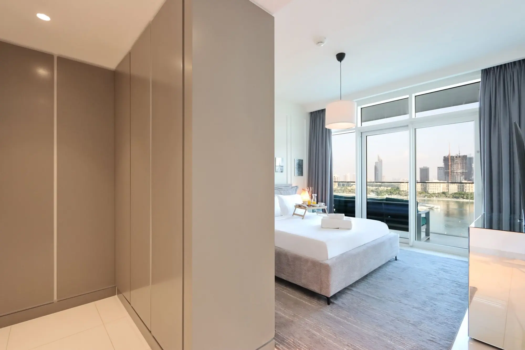 2BR Beachfront Living, Stunning Marina Views, Dubai