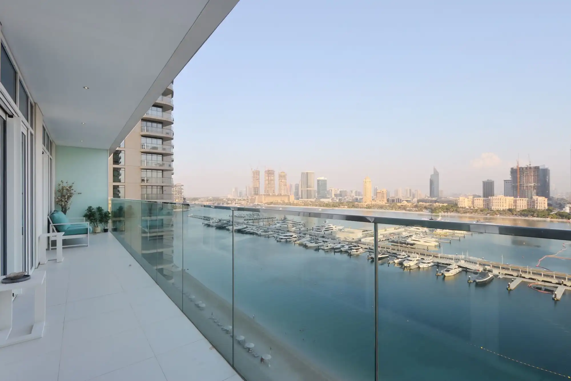 2BR Beachfront Living, Stunning Marina Views, Dubai