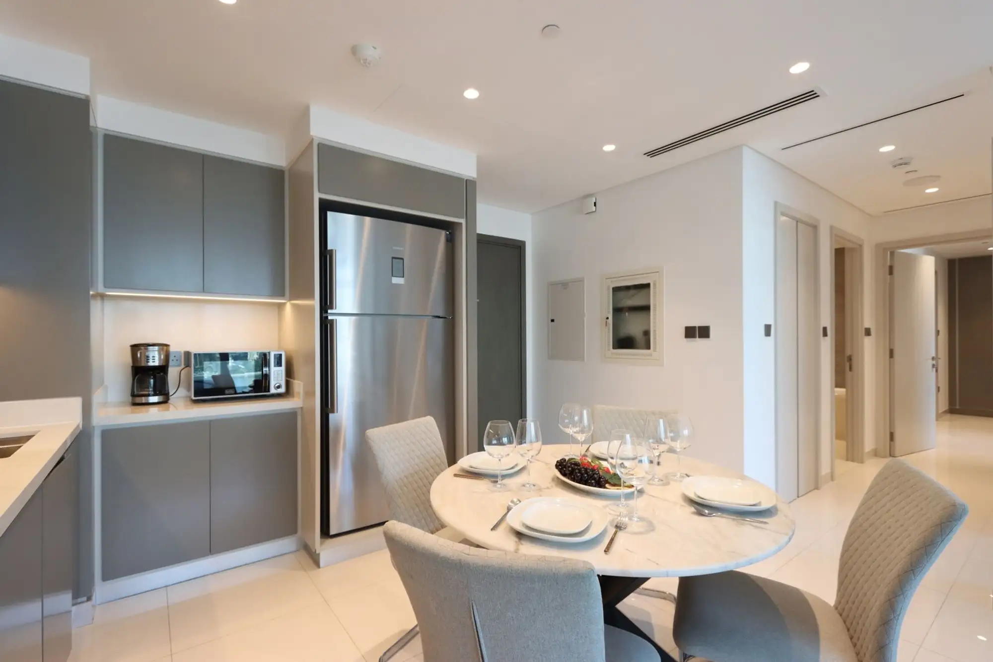 2BR Beachfront Living, Stunning Marina Views, Dubai
