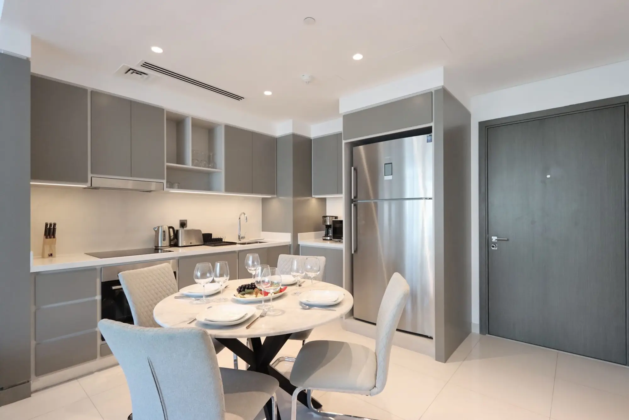 2BR Beachfront Living, Stunning Marina Views, Dubai