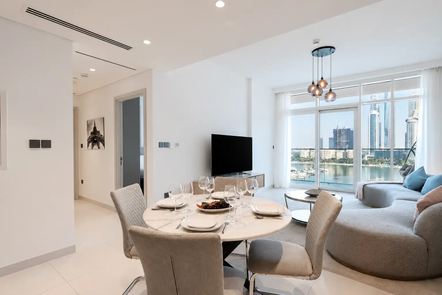 2BR Beachfront Living, Stunning Marina Views, Dubai