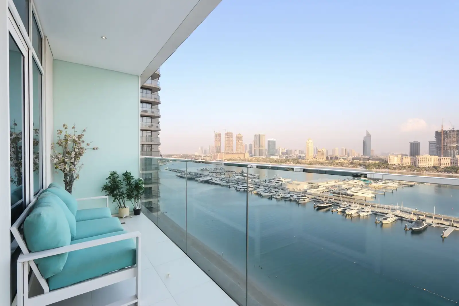 2BR Beachfront Living, Stunning Marina Views, Dubai