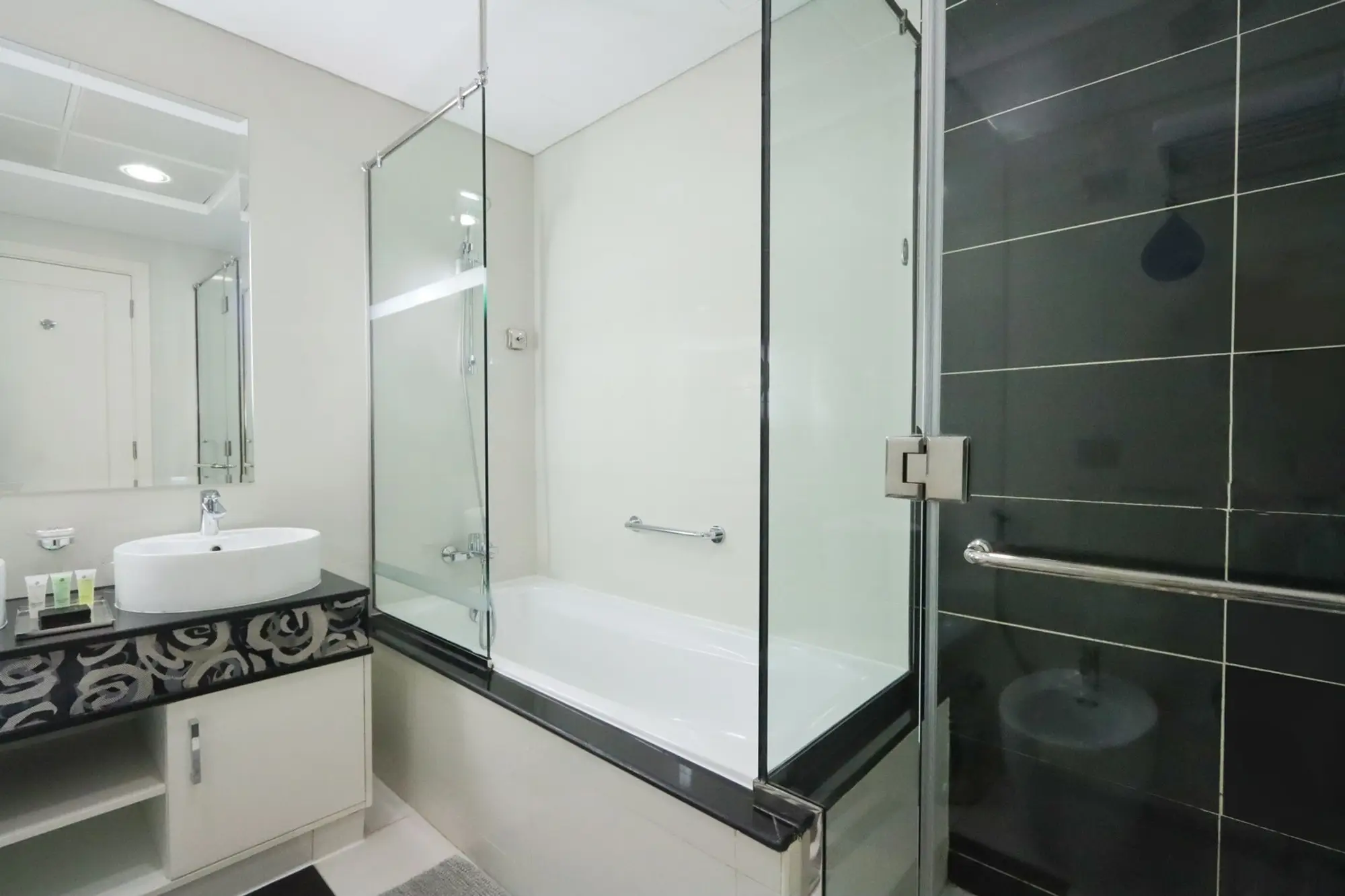 2BR in Downtown, Next to Dubai Mall, Dubai