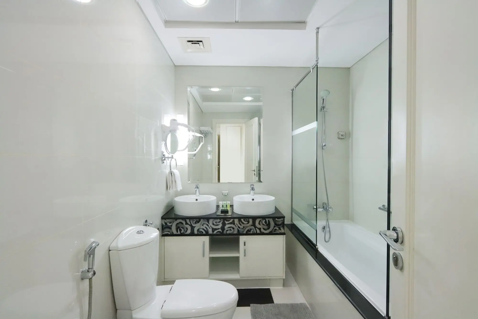 2BR in Downtown, Next to Dubai Mall, Dubai