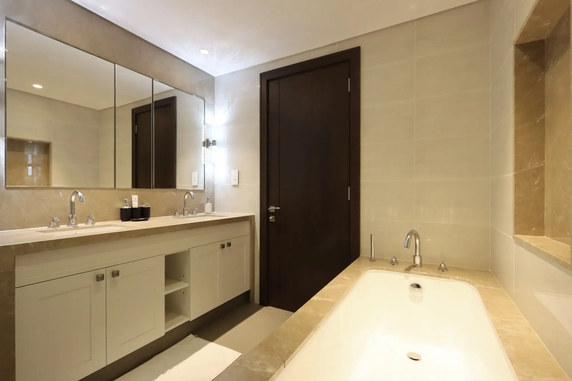 2BR with Iconic Burj and Dubai Fountain Views, Dubai