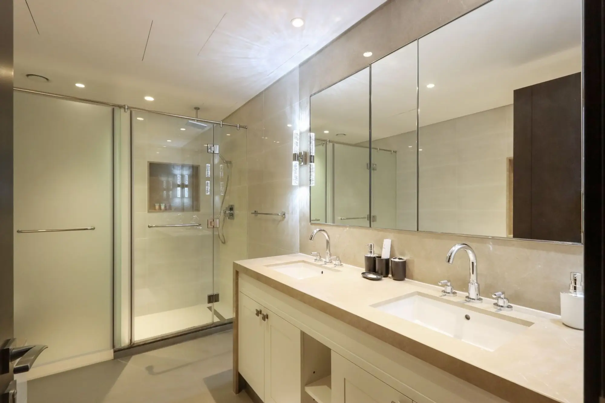 2BR with Iconic Burj and Dubai Fountain Views, Dubai