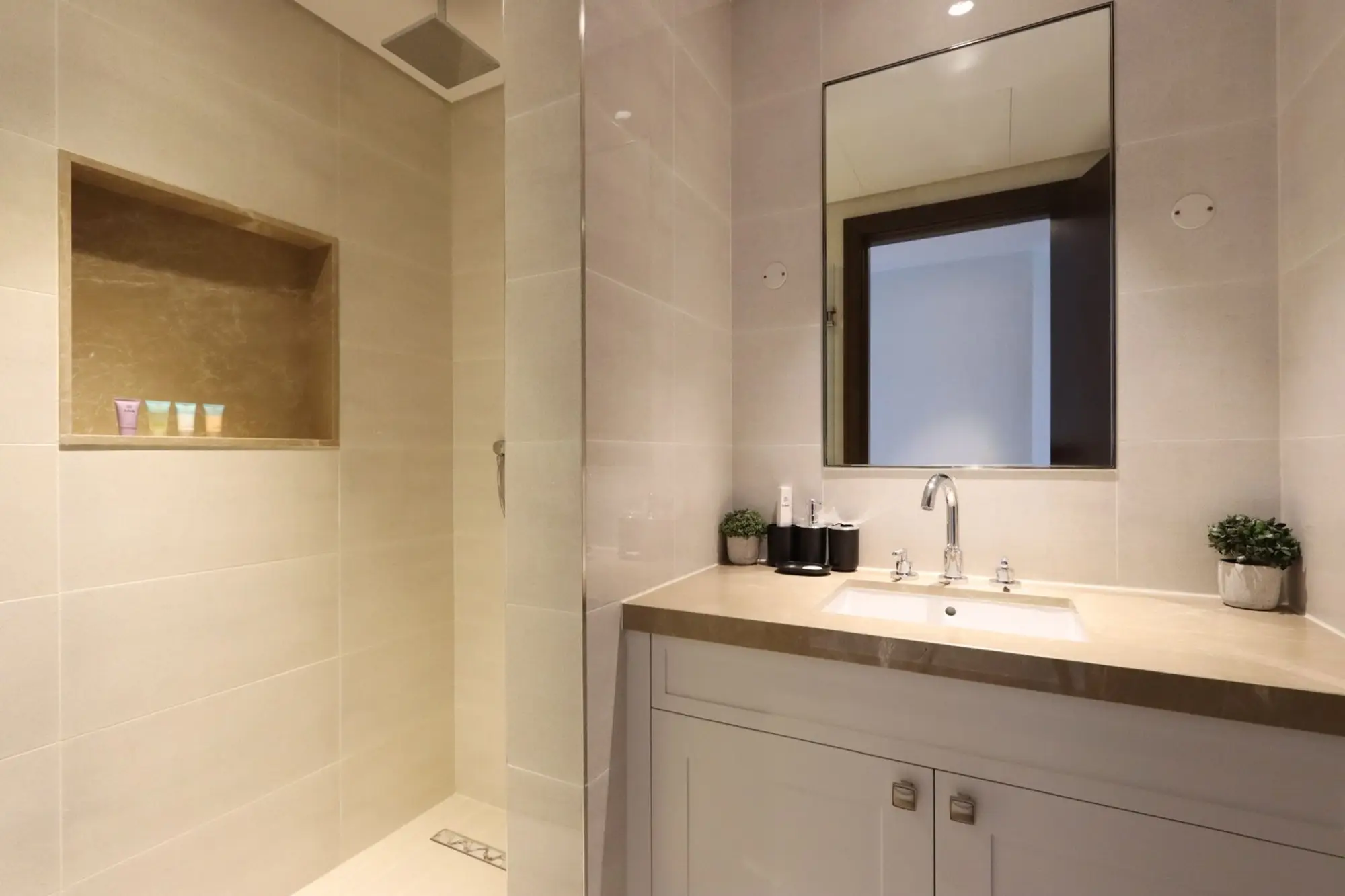2BR with Iconic Burj and Dubai Fountain Views, Dubai