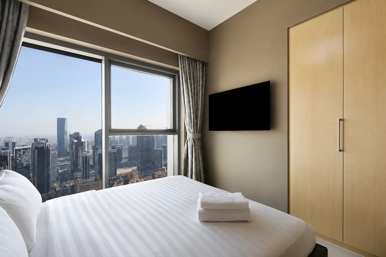 3BR Suite with Burj and Fountain Views, Dubai