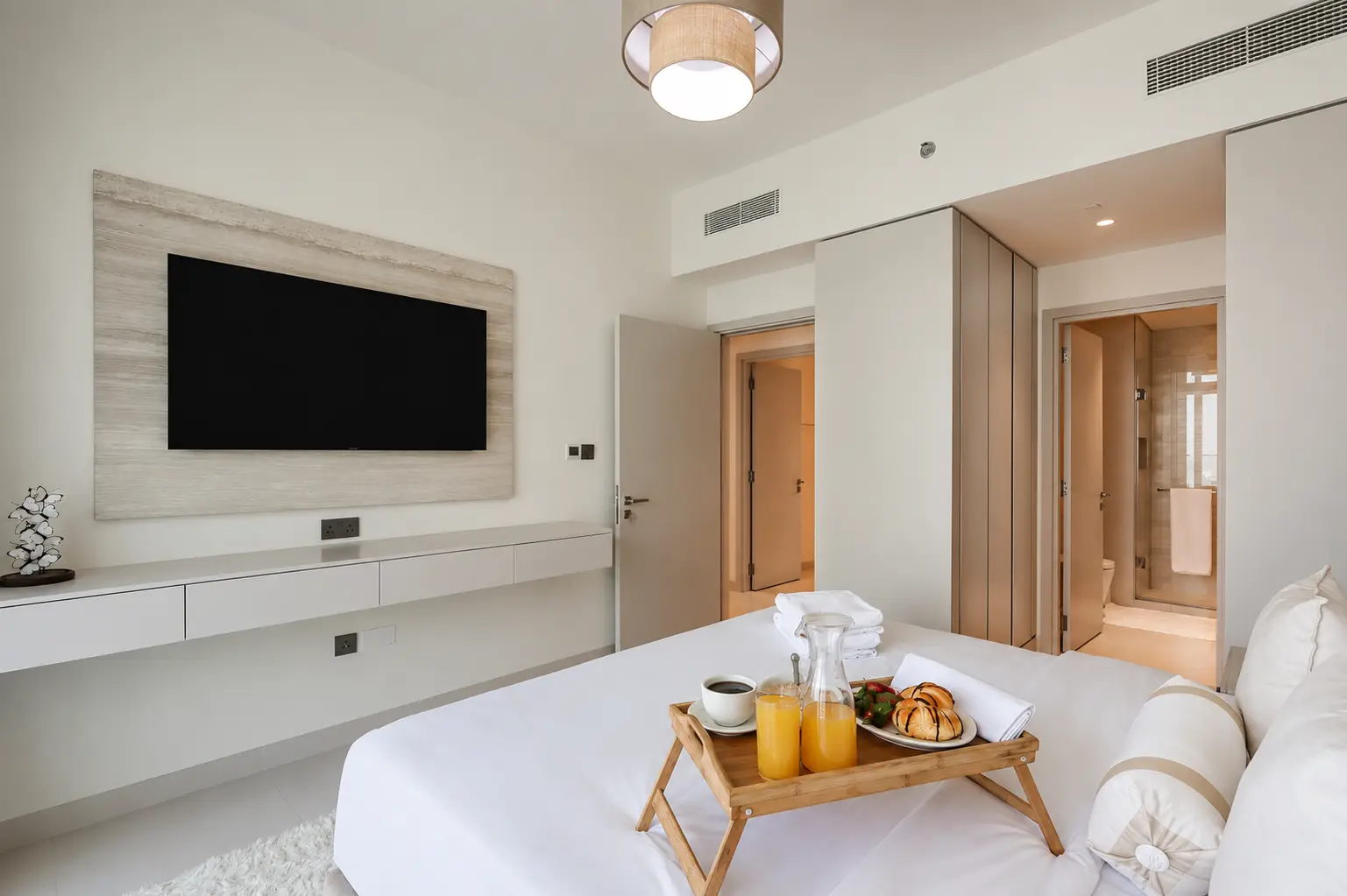 3BR with Marina Skyline View & Private Beach, Dubai
