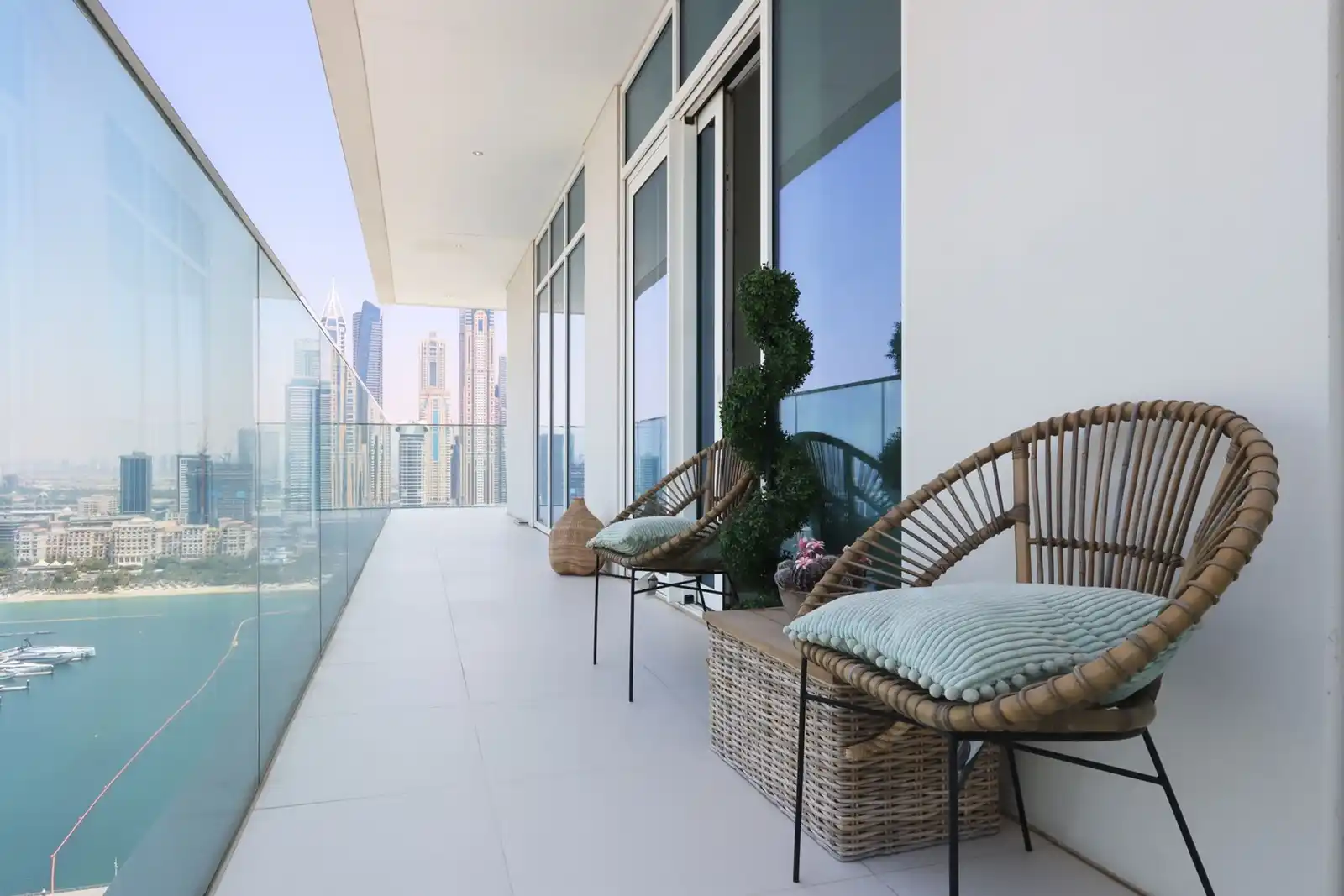 3BR with Marina Skyline View & Private Beach, Dubai