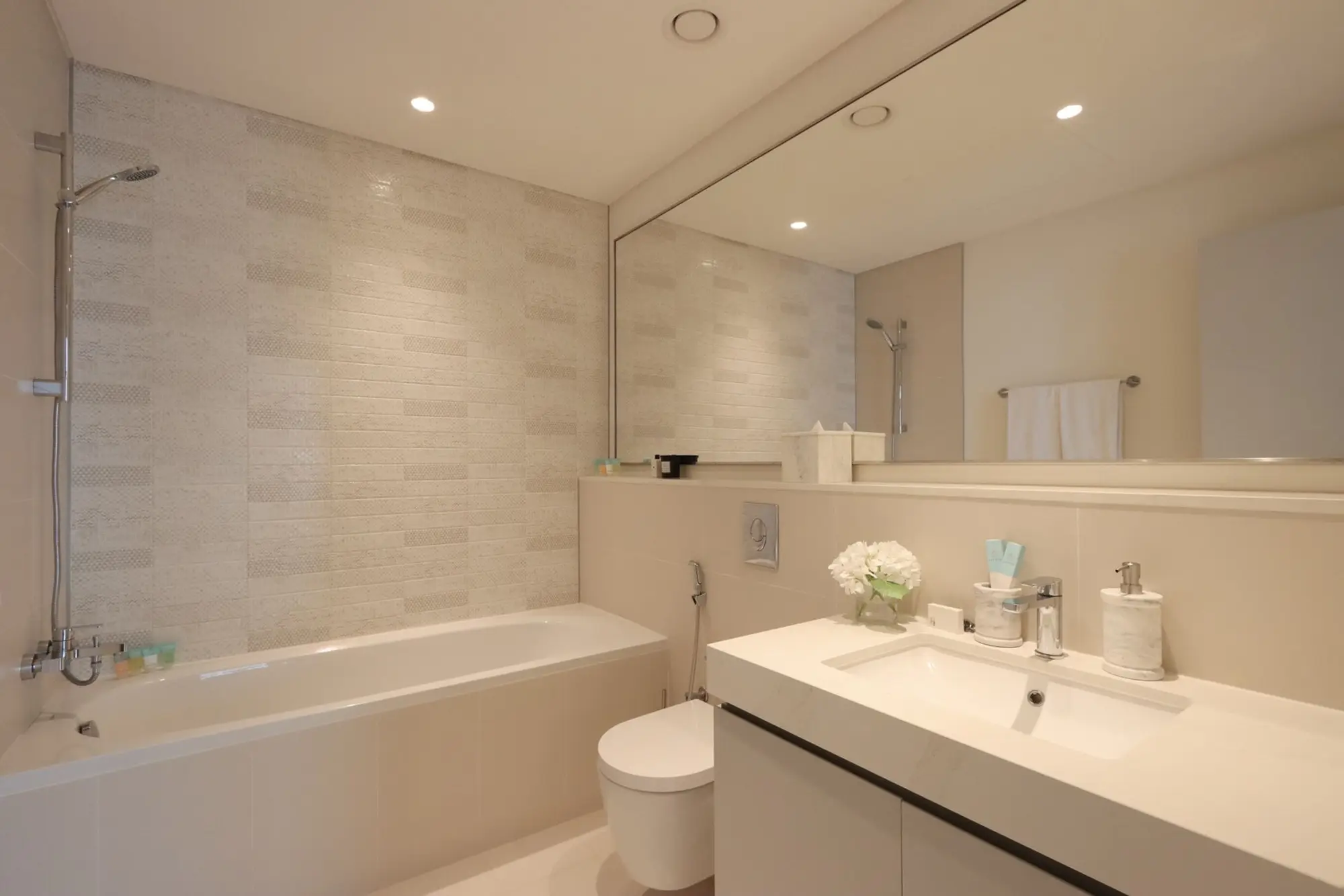 3BR with Marina Skyline View & Private Beach, Dubai