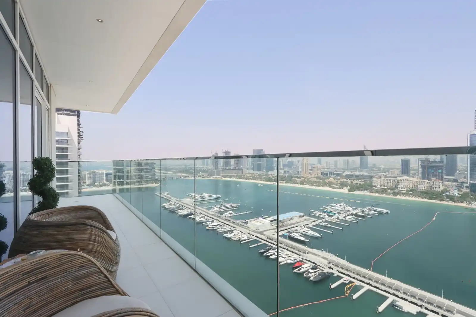3BR with Marina Skyline View & Private Beach, Dubai