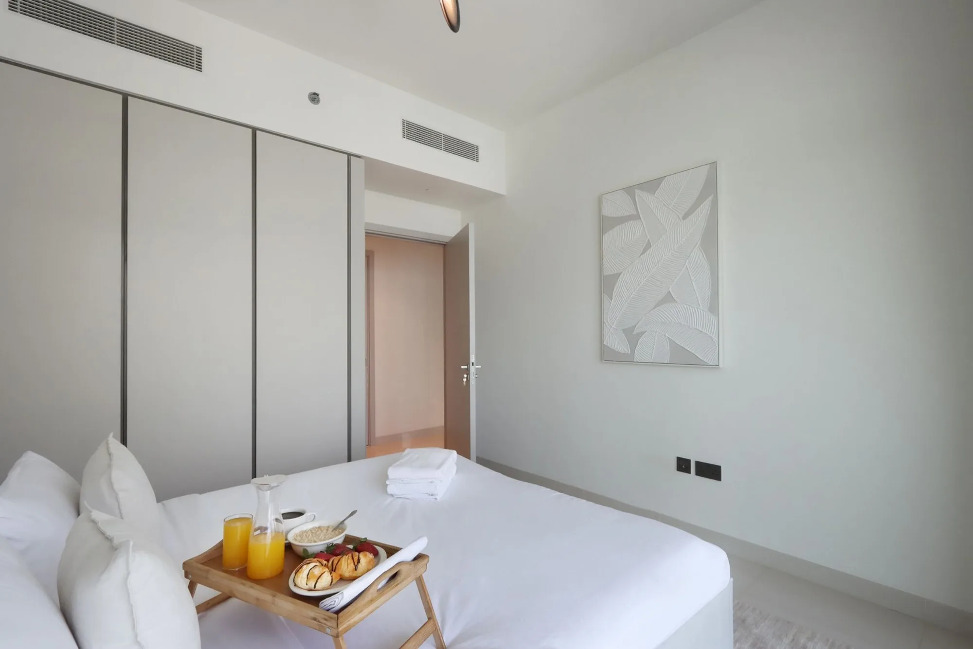 3BR with Marina Skyline View & Private Beach, Dubai