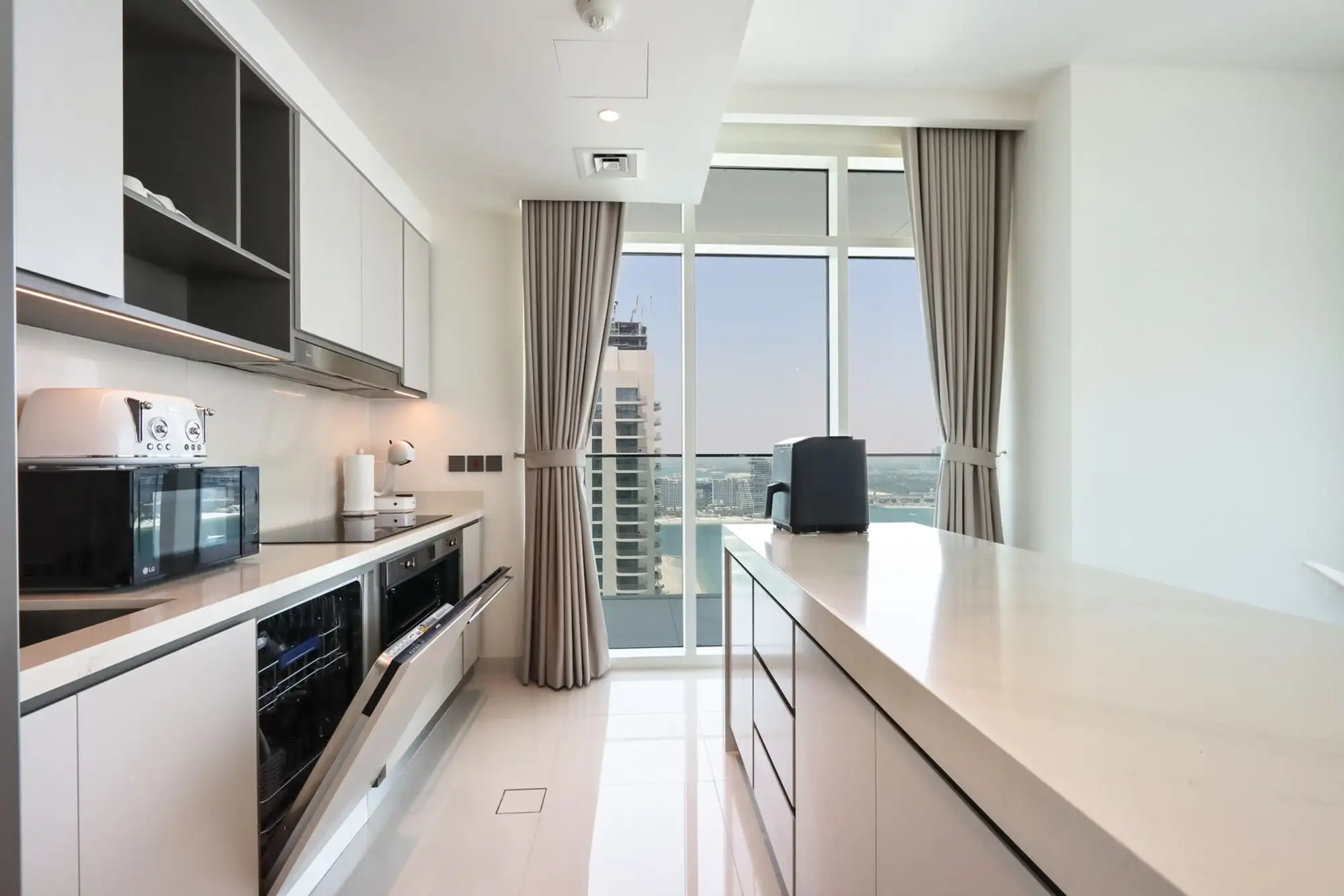 3BR with Marina Skyline View & Private Beach, Dubai
