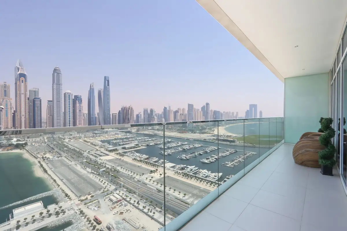3BR with Marina Skyline View & Private Beach, Dubai