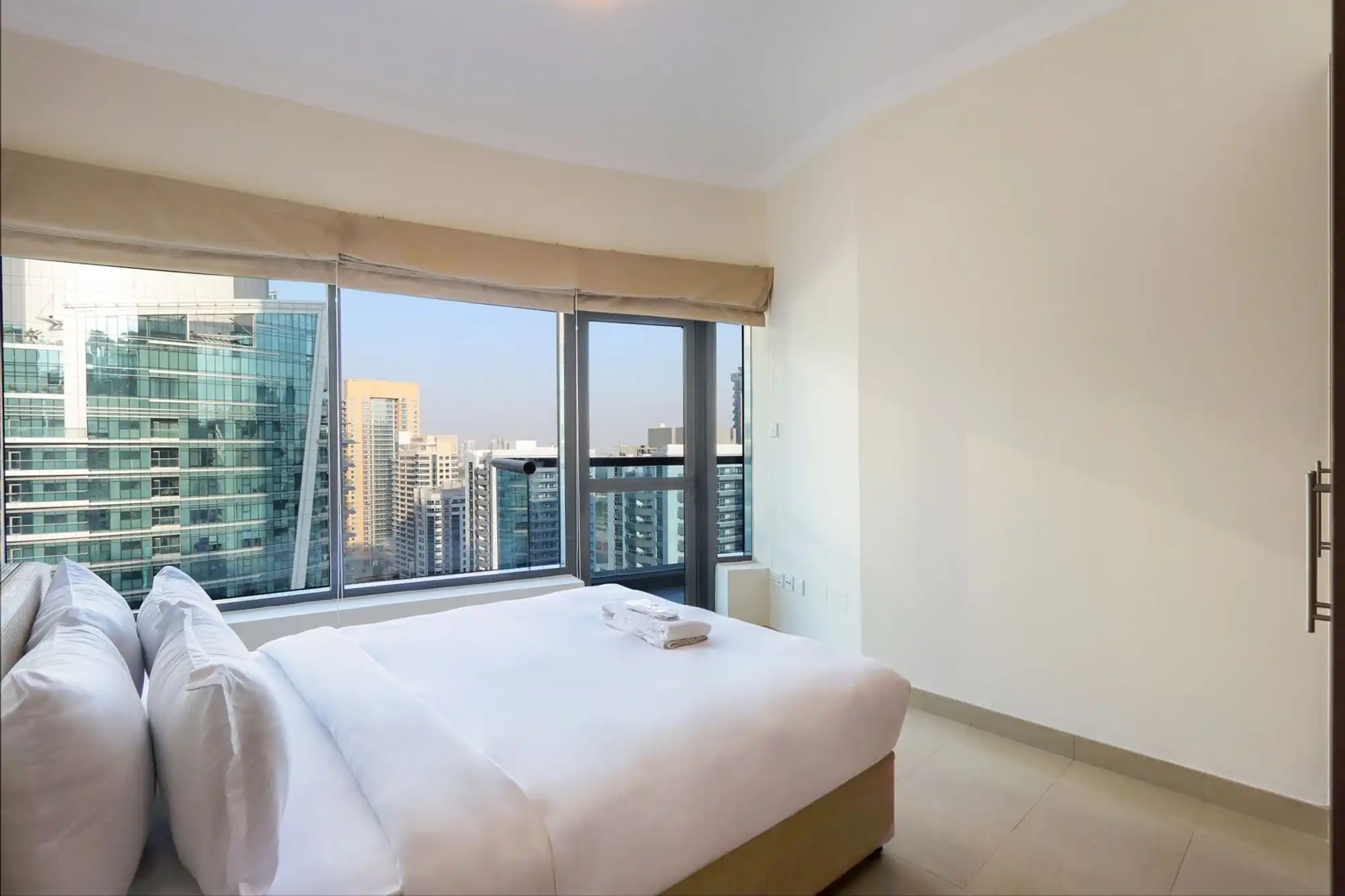 3BR with Marina Skyline Views, Near Mall & Metro, Dubai