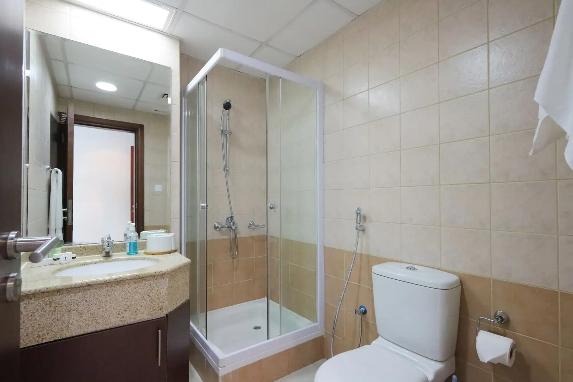 3BR with Marina Skyline Views, Near Mall & Metro, Dubai