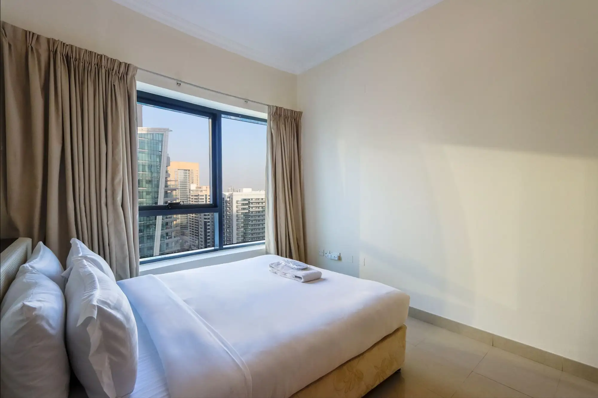 3BR with Marina Skyline Views, Near Mall & Metro, Dubai
