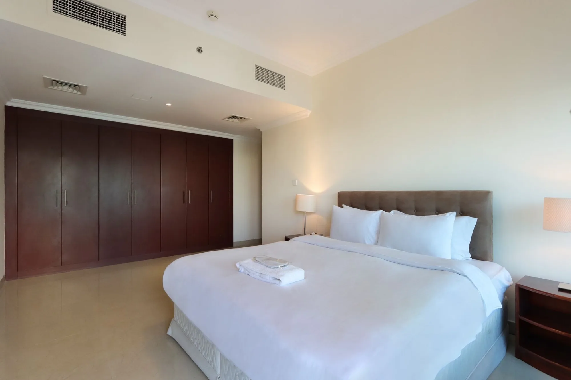 3BR with Marina Skyline Views, Near Mall & Metro, Dubai
