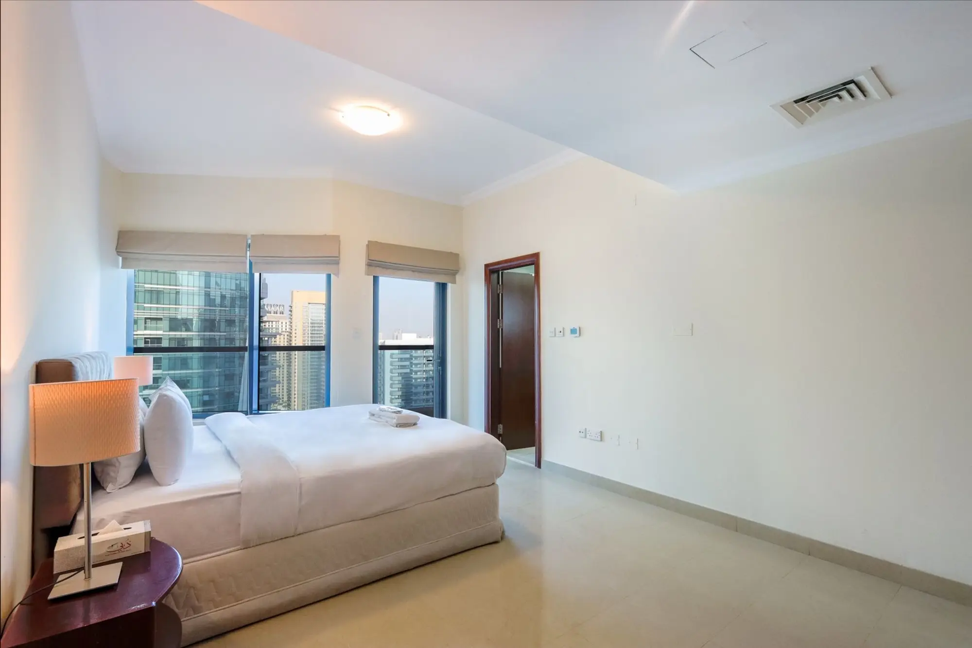 3BR with Marina Skyline Views, Near Mall & Metro, Dubai