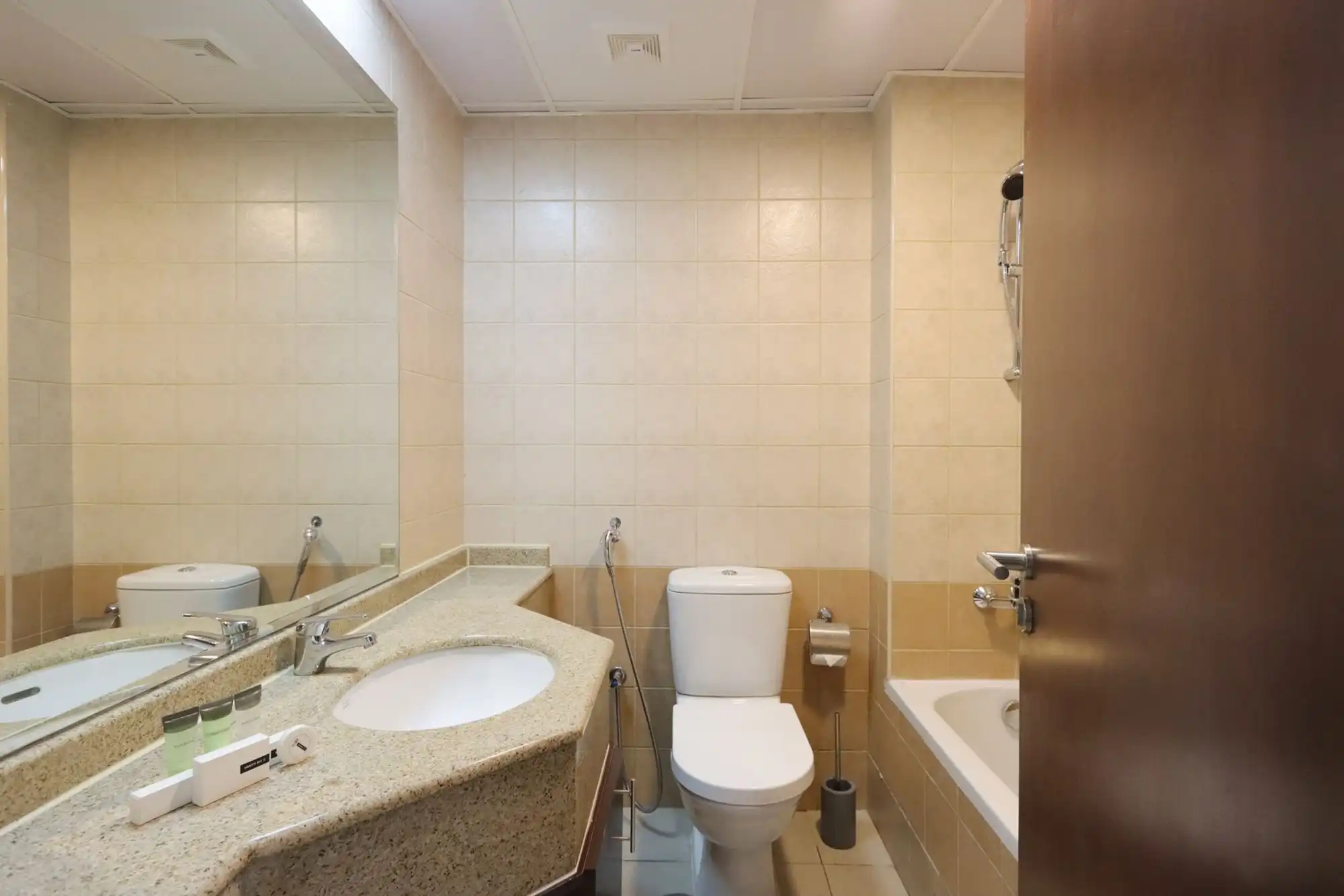 3BR with Marina Skyline Views, Near Mall & Metro, Dubai