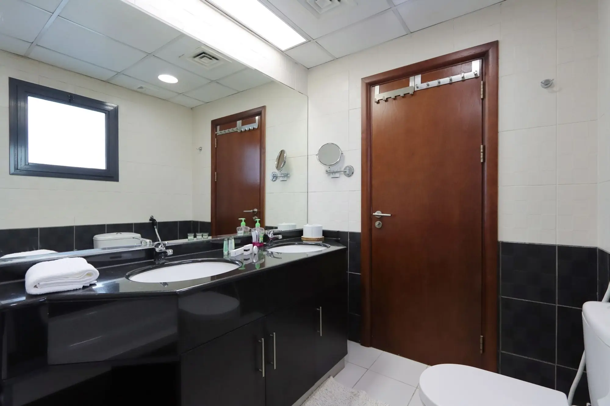3BR with Marina Skyline Views, Near Mall & Metro, Dubai