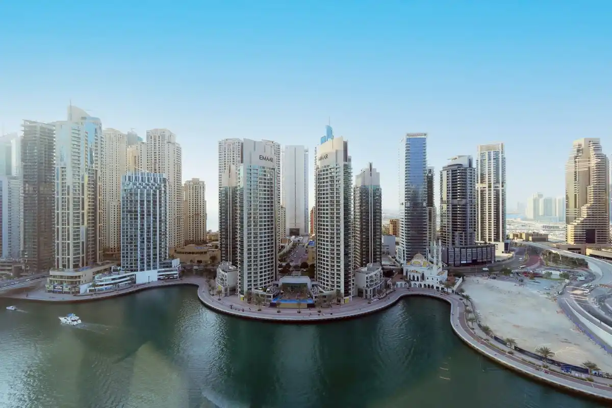 3BR with Marina Skyline Views, Near Mall & Metro, Dubai