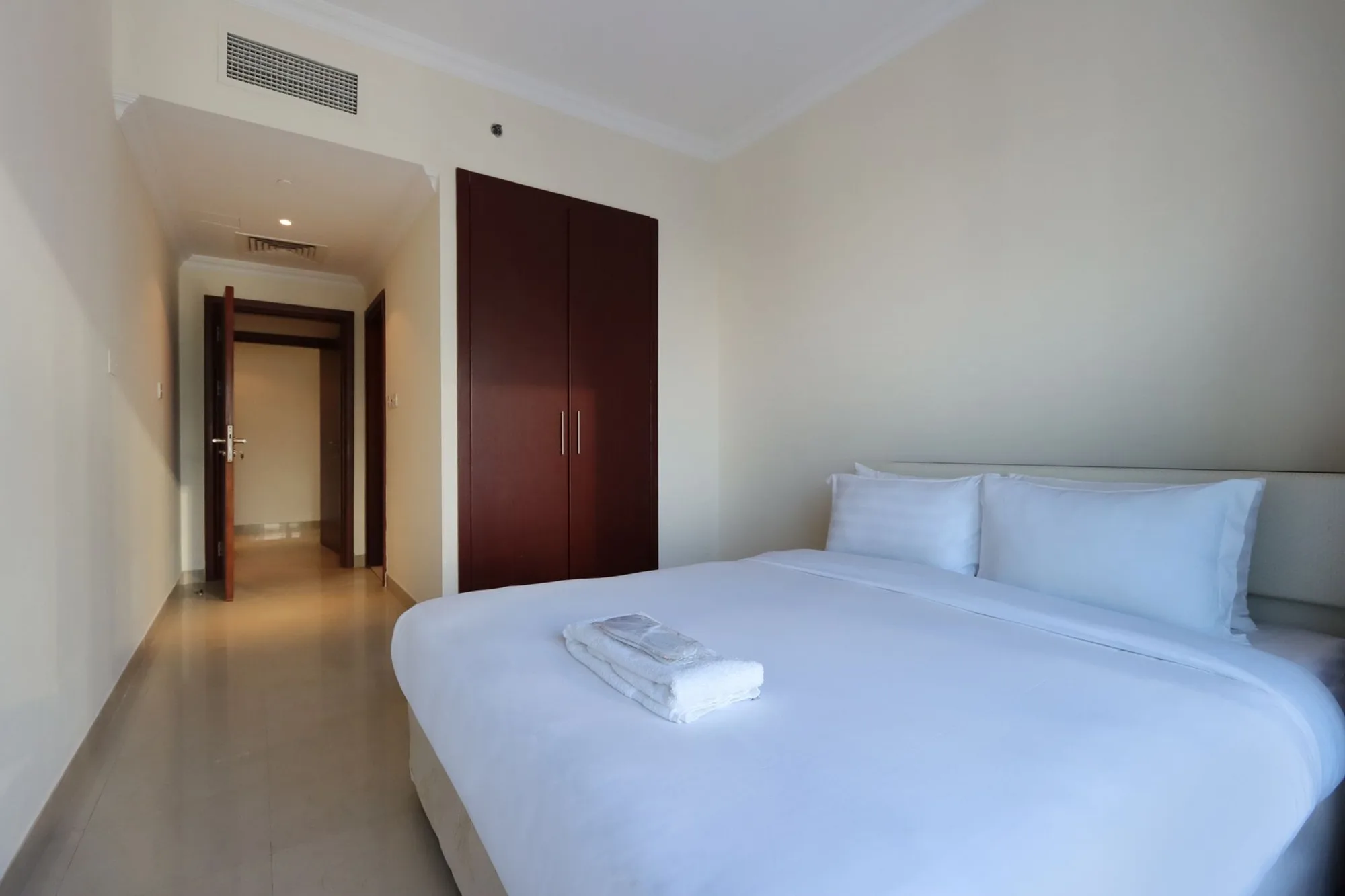3BR with Marina Skyline Views, Near Mall & Metro, Dubai