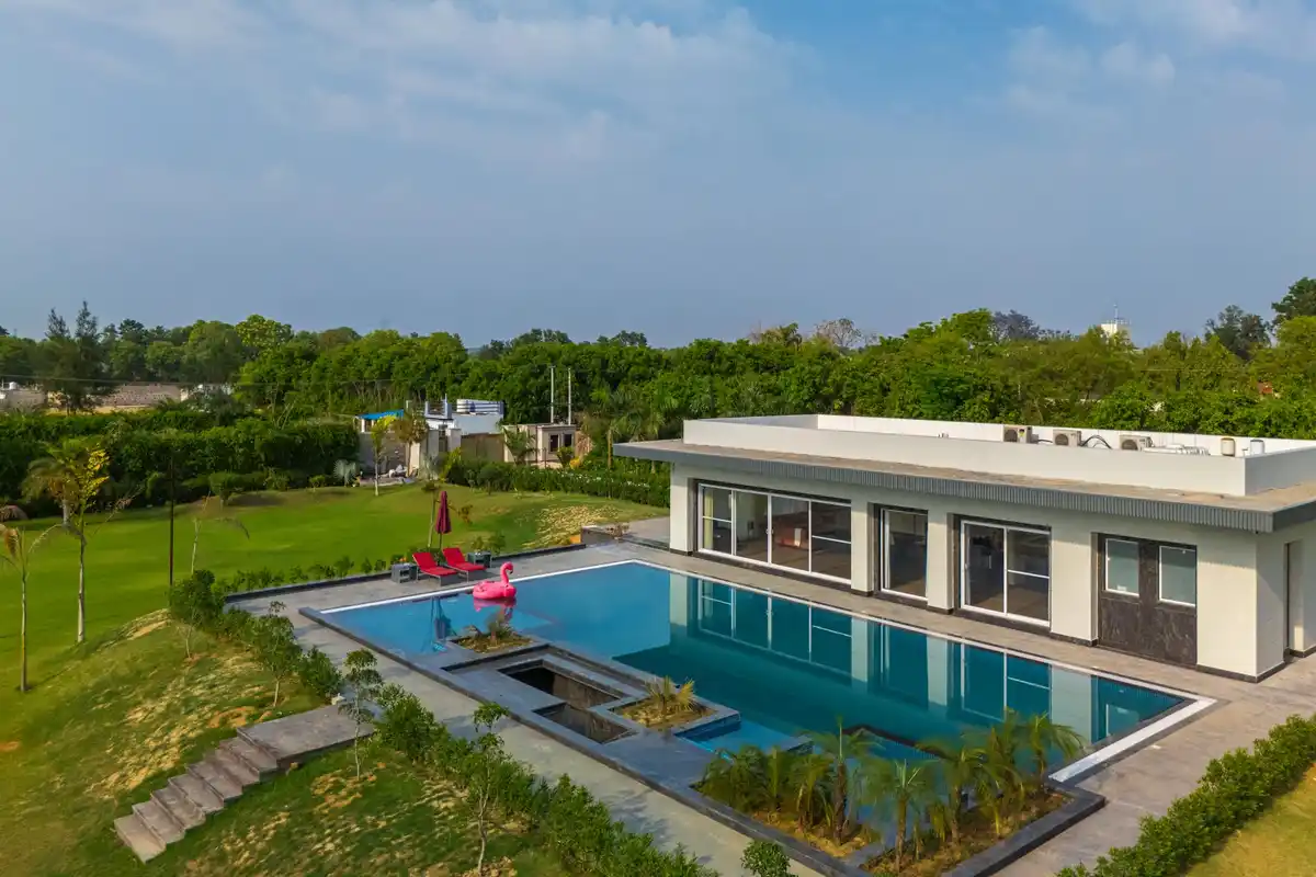 Aarna Estate w/ Private Pool & Pickleball Court, New Delhi