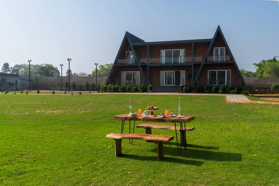 Aarna Estate w/ Private Pool & Pickleball Court, New Delhi