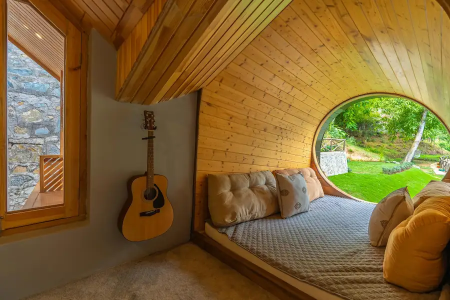 Alpha and Peek A Boo, Srinagar